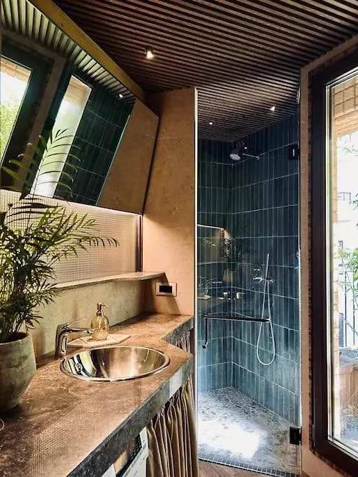 Introvert'S Den Tirana